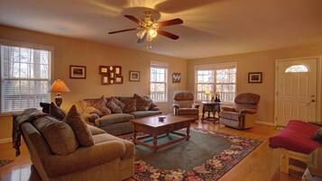 بديكورات فريدة لكل غرفة وطراز فريد لكل وحدة وستائر تعتيم وملاءات أسرّة