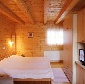 1 slaapkamer, een strijkplank/strijkijzer, wifi