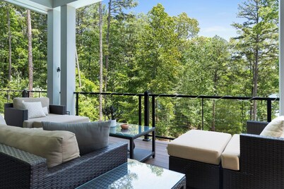 NEW LakeHome On The Water, LUXURY Sleeps 18, Pool, Dock, Beach, Close To Clemson
