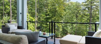 NEW LakeHome On The Water, LUXURY Sleeps 18, Pool, Dock, Beach, Close To Clemson