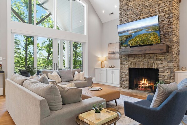 Smart TV, chimenea, tenis de mesa y libros 