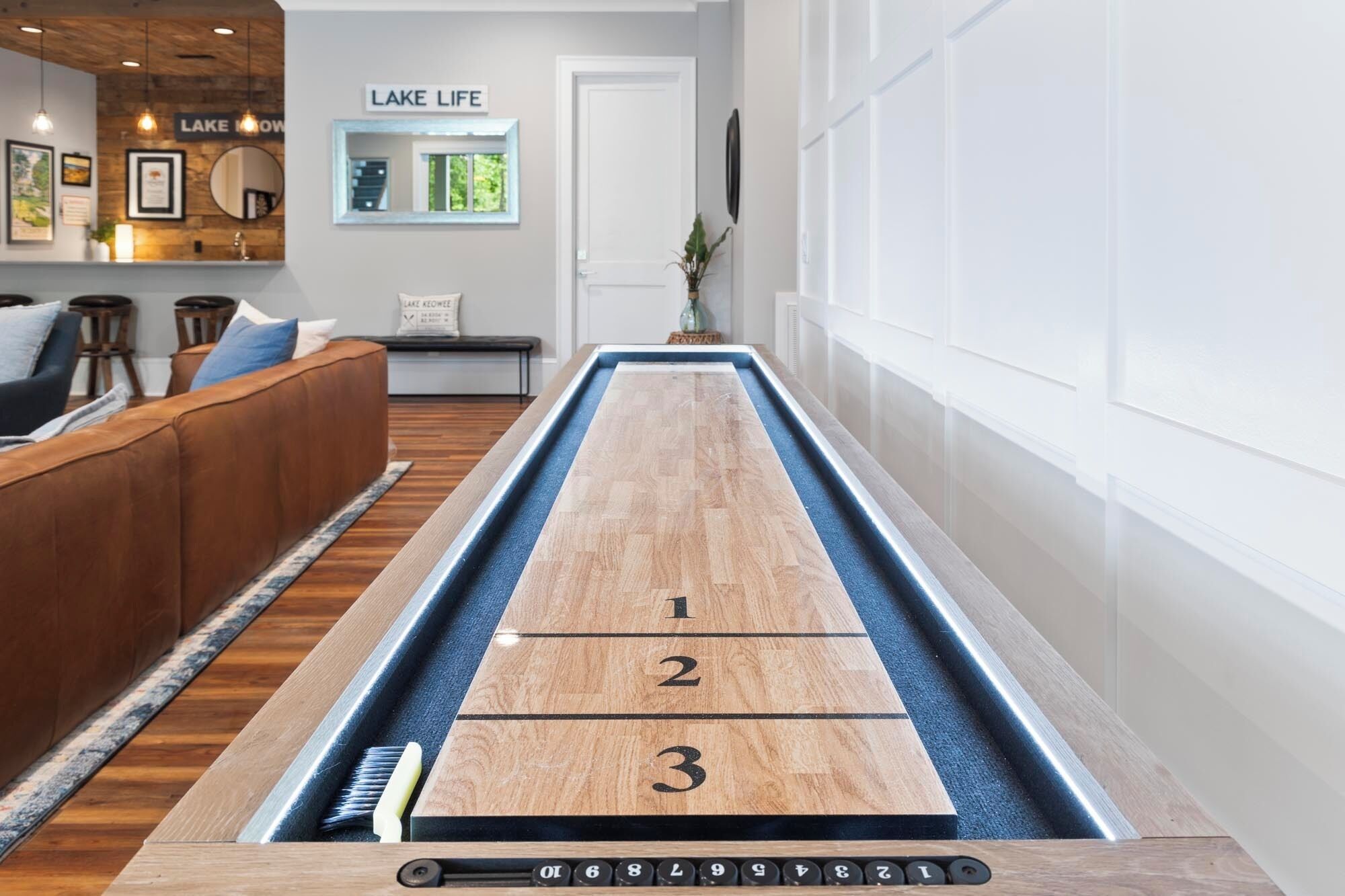 LOWER LEVEL: Bar, Entertainment area