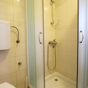 Een haardroger, handdoeken, zeep, toiletpapier