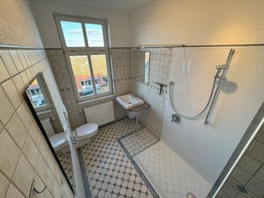Shower, hair dryer, towels - Modern vacation apartment (Waltershausen)