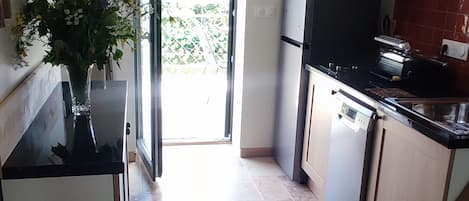 Réfrigérateur, four à micro-ondes, surface de cuisson, lave-vaisselle