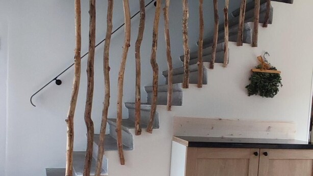 A staircase with wooden steps and a wooden handrail. - Welcome to the "Lydmalida" gîte, the Ardèche is waiting to welcome you! (Les Ollières-sur-Eyrieux)