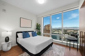 2 bedrooms, desk, free WiFi, bed sheets - Luxury Modern 2-bedroom apartment Home in Los Angeles w/ WiFi + Central Ac (Vernon)