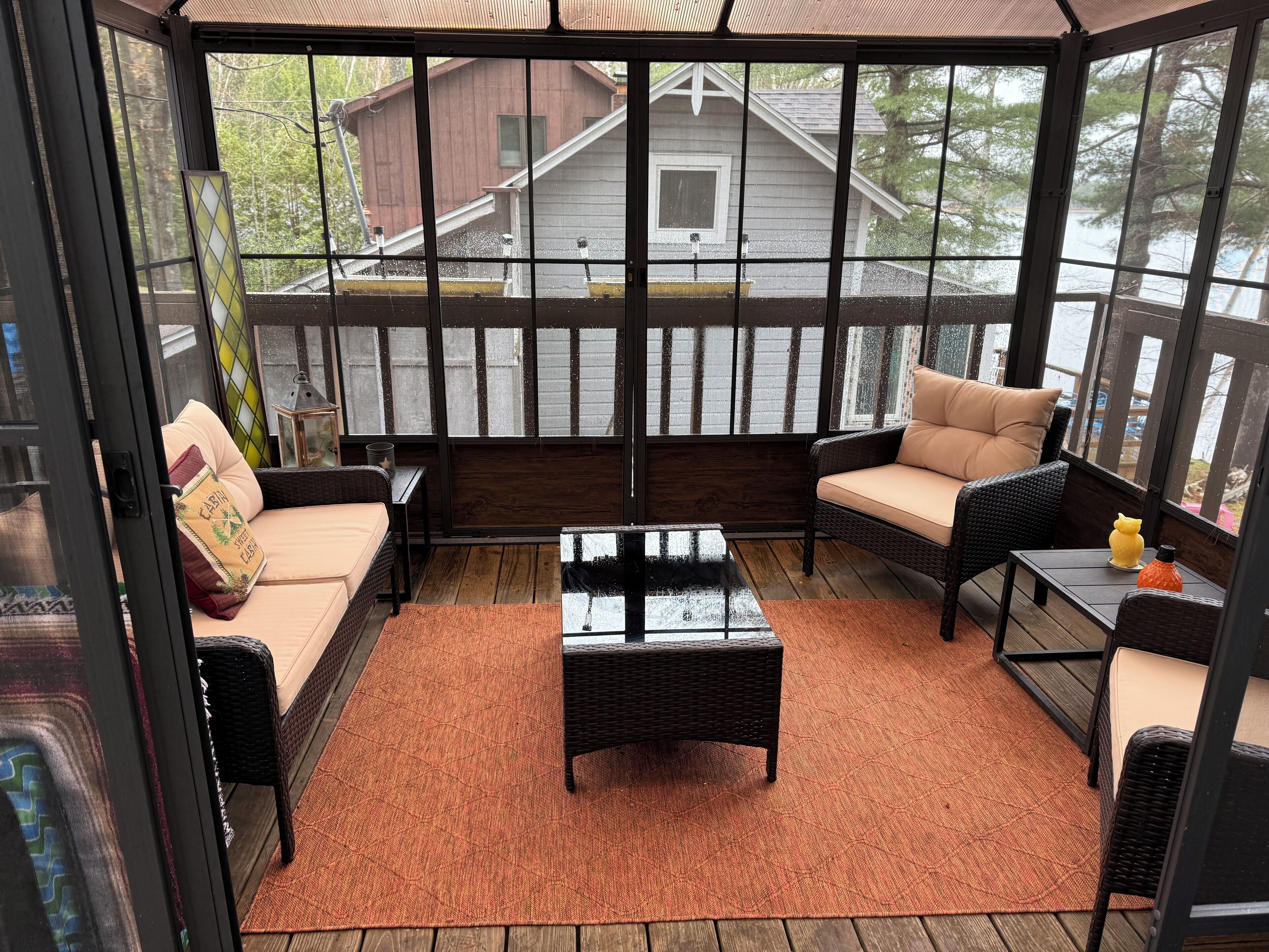 TV connectée, livres, vidéothèque