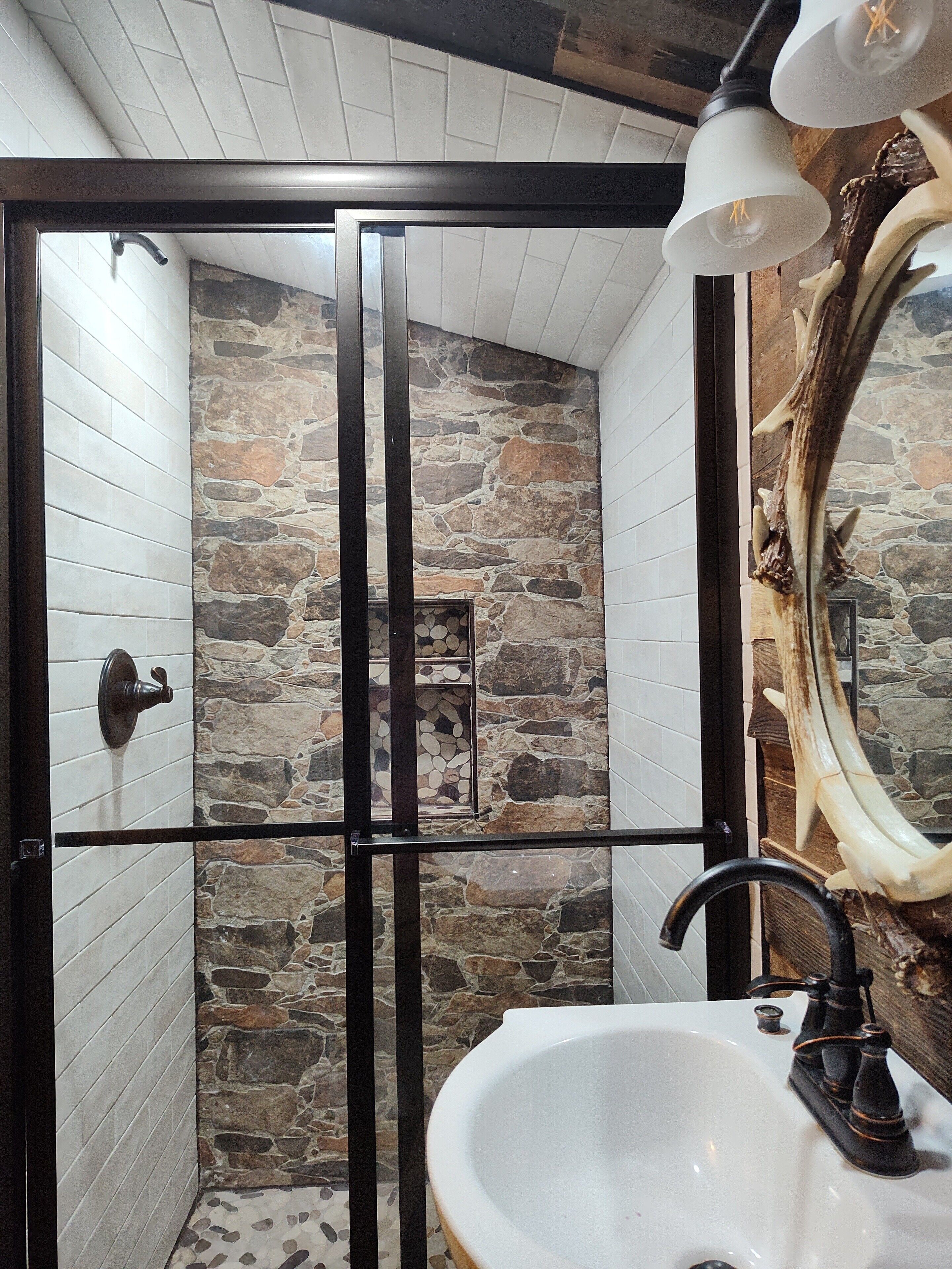 Douche, sèche-cheveux, bidet, serviettes fournies