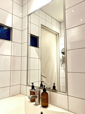 Regadera, secadora de cabello, toallas, papel de baño 