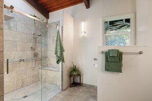 Dusche, Haartrockner, Handtücher