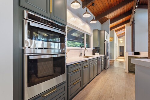 "Tidepool Getaway" | Large Oceanfront Estate