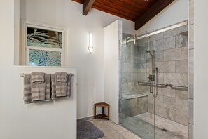 Shower, hair dryer, towels - "Tidepool Getaway" | Oceanfront, A/C, Remodel 2026 (Kahuku)