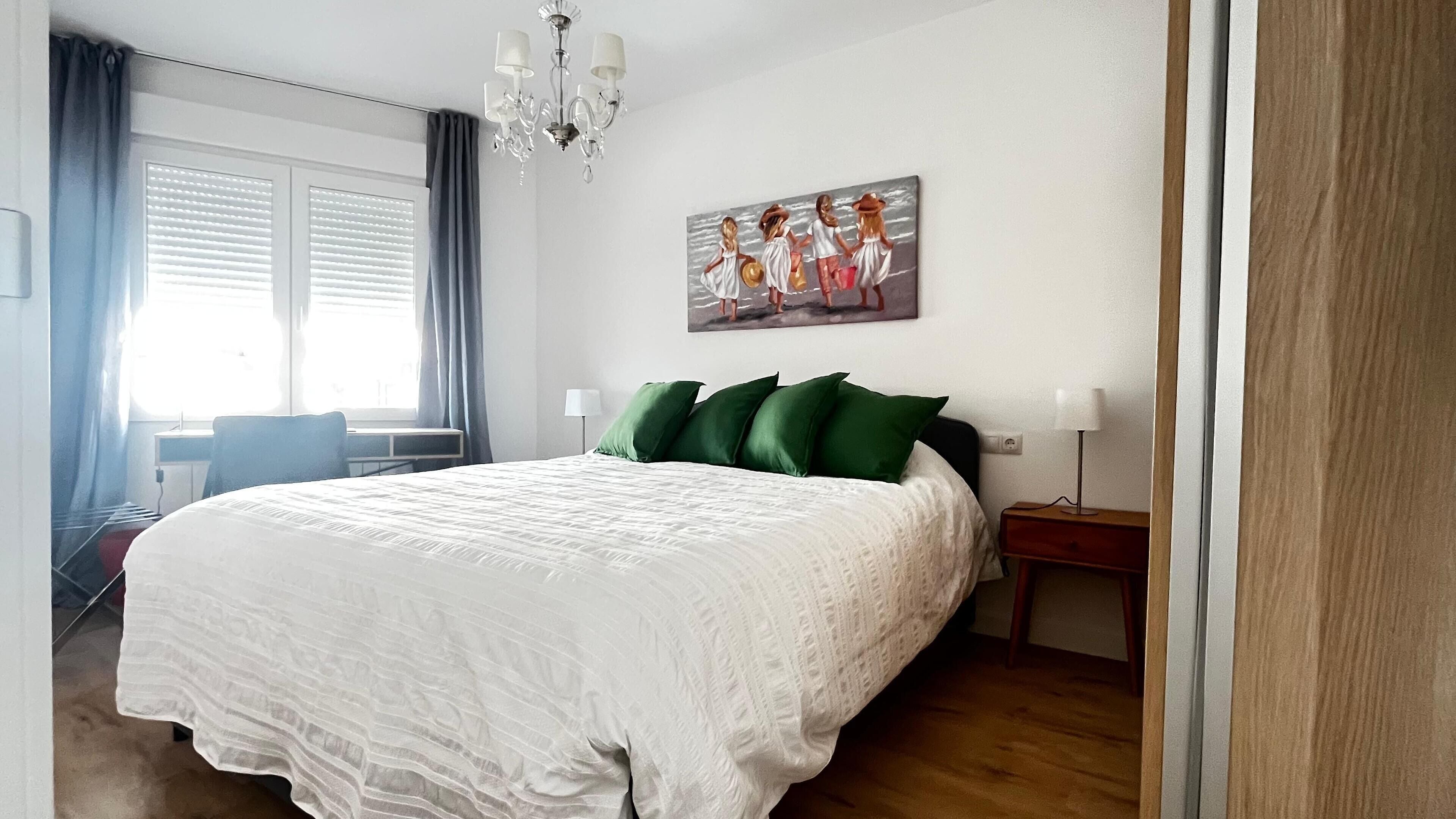 2 slaapkamers, een bureau, beddengoed