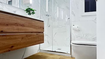 Bruser, bidet, håndklæder, Sæbe