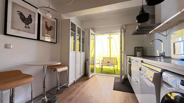 Kylskåp, mikrovågsugn, ugn och spishäll