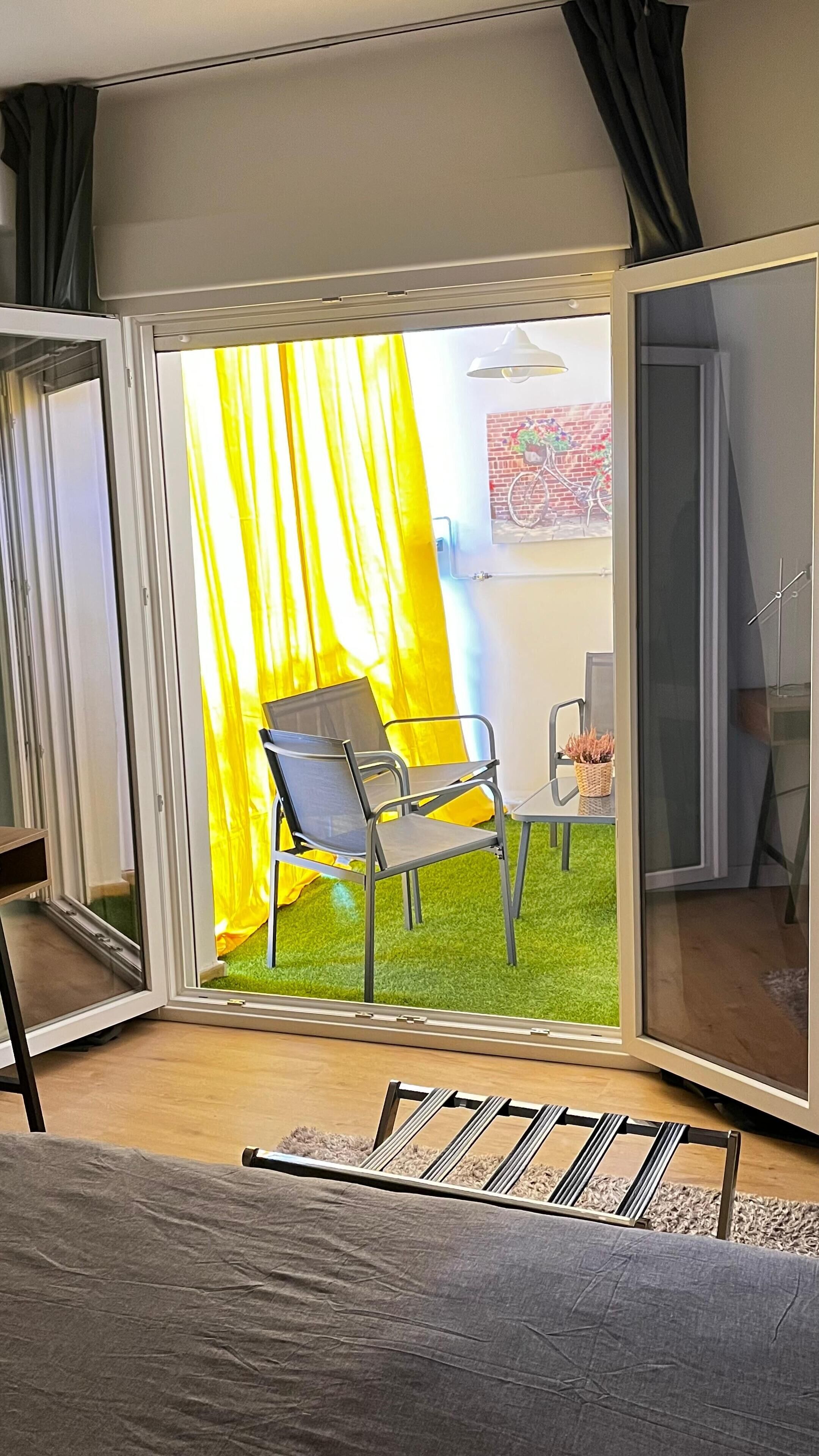 2 habitaciones, escritorio y ropa de cama 