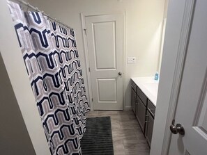 Douche, serviettes fournies, savon, papier de toilette