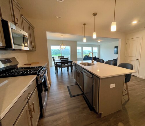 New Townhome in State College – 3BR, fin. basement, 4 car parking. Spacious !