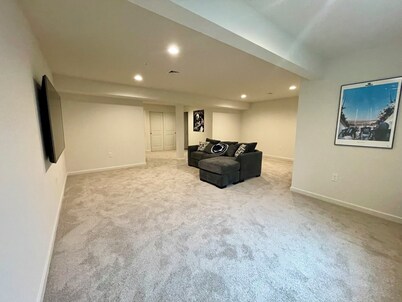 New Townhome in State College – 3BR, fin. basement, 4 car parking. Spacious !