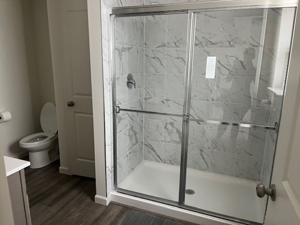 Regadera, toallas, jabón, papel de baño 