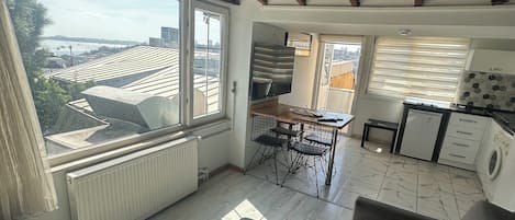 Superior-Penthouse, Balkon, Meerblick | Wohnbereich