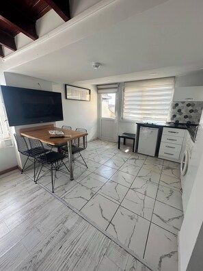 Appartement Penthouse supérieur, balcon, vue sur la mer | 1 chambre, bureau, accès au Wi-Fi (inclus)