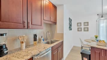 Microondas, horno, parrilla de estufa y lavavajillas