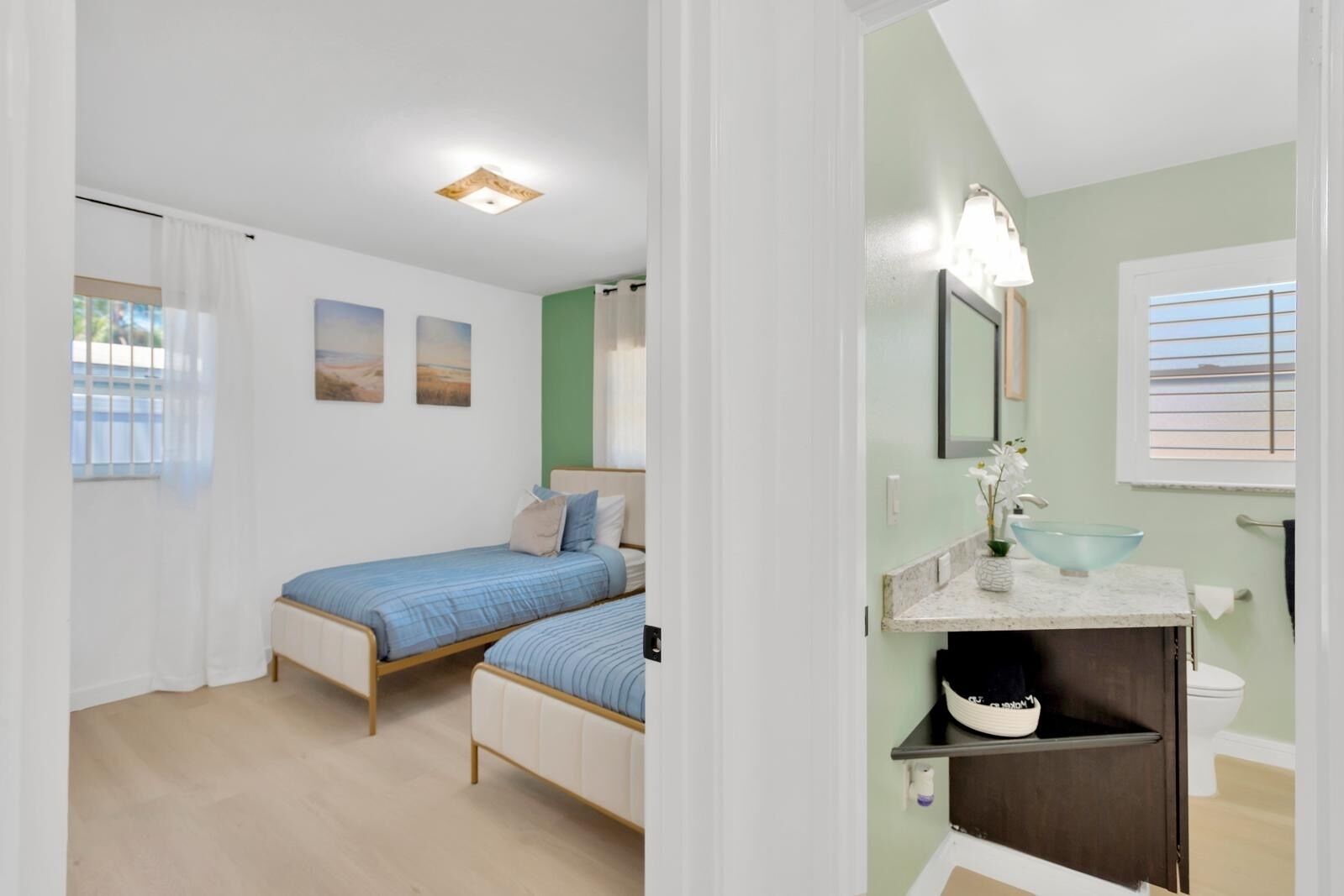 2 habitaciones, tabla de planchar con plancha, wifi y ropa de cama 