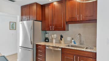 Microondas, horno, parrilla de estufa y lavavajillas