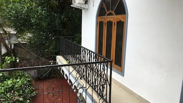 Vista frontal de la propiedad