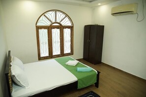 Deluxe Room, Garden View | Desk, laptop workspace, free WiFi, bed sheets - Sobia Villa (Jaffna)