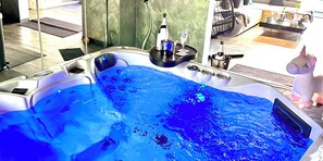 Interior - Whirlstudio Vibe - Holiday apartment with large whirlpool in the living room (Hamburg)