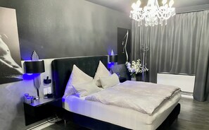 1 bedroom, free WiFi, bed sheets - Whirlstudio Vibe - Holiday apartment with large whirlpool in the living room (Hamburg)