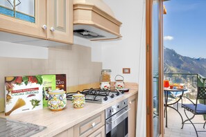 Fridge, microwave, oven, stovetop - Cozy 1-bedroom apartment in charming Ravello with WiFi, AC (Ravello)