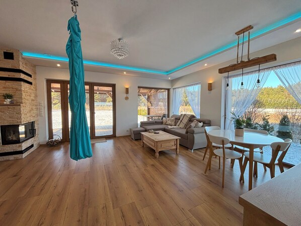 Smart TV, fireplace - Spacious 5-bedroom villa next to the forest and a lake (szczytno)