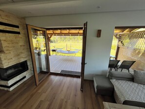 Smart TV y chimenea 