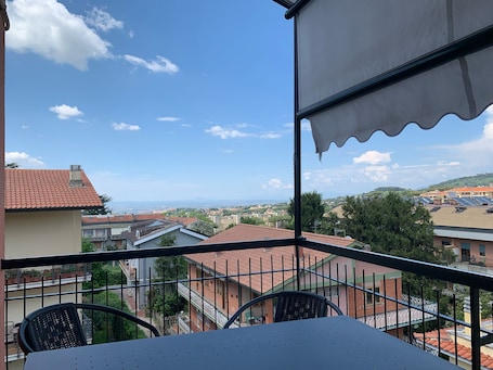 Outdoor dining. Cozy apartment 2 steps from Rome finely renovated and equipped