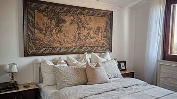 2 makuuhuonetta, työpöytä, silitysrauta/-lauta, vauvan matkasänky