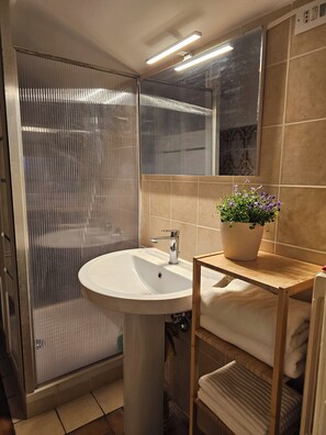 Dusche, Haartrockner, Bidet, Handtücher