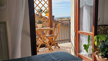 2 makuuhuonetta, työpöytä, silitysrauta/-lauta, vauvan matkasänky