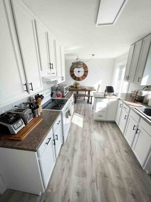 Jääkaappi, mikroaaltouuni, uuni, liesi