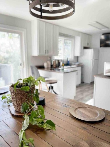 Musician's East Coast Bungalow - 10 mins to Downtown