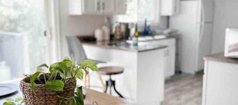 Musician's East Coast Bungalow - 10 mins to Downtown