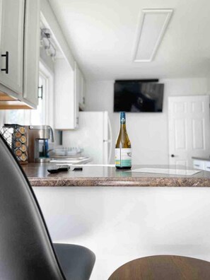 Fridge, microwave, oven, stovetop - Musician's East Coast Bungalow - 10 mins to Downtown (Dartmouth)