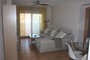 Smart TV, ping pong - Spacious 4-bedroom apartment in lovely Roquetas de Mar with WiFi, AC (Roquetas de Mar)