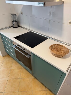 Micro-ondes, four, plaque de cuisson, lave-vaisselle