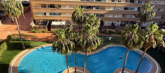Spacious 4-bedroom apartment in lovely Roquetas de Mar with WiFi, AC