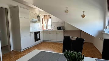 Geladeira, micro-ondas, cooktop, cafeteira/chaleira
