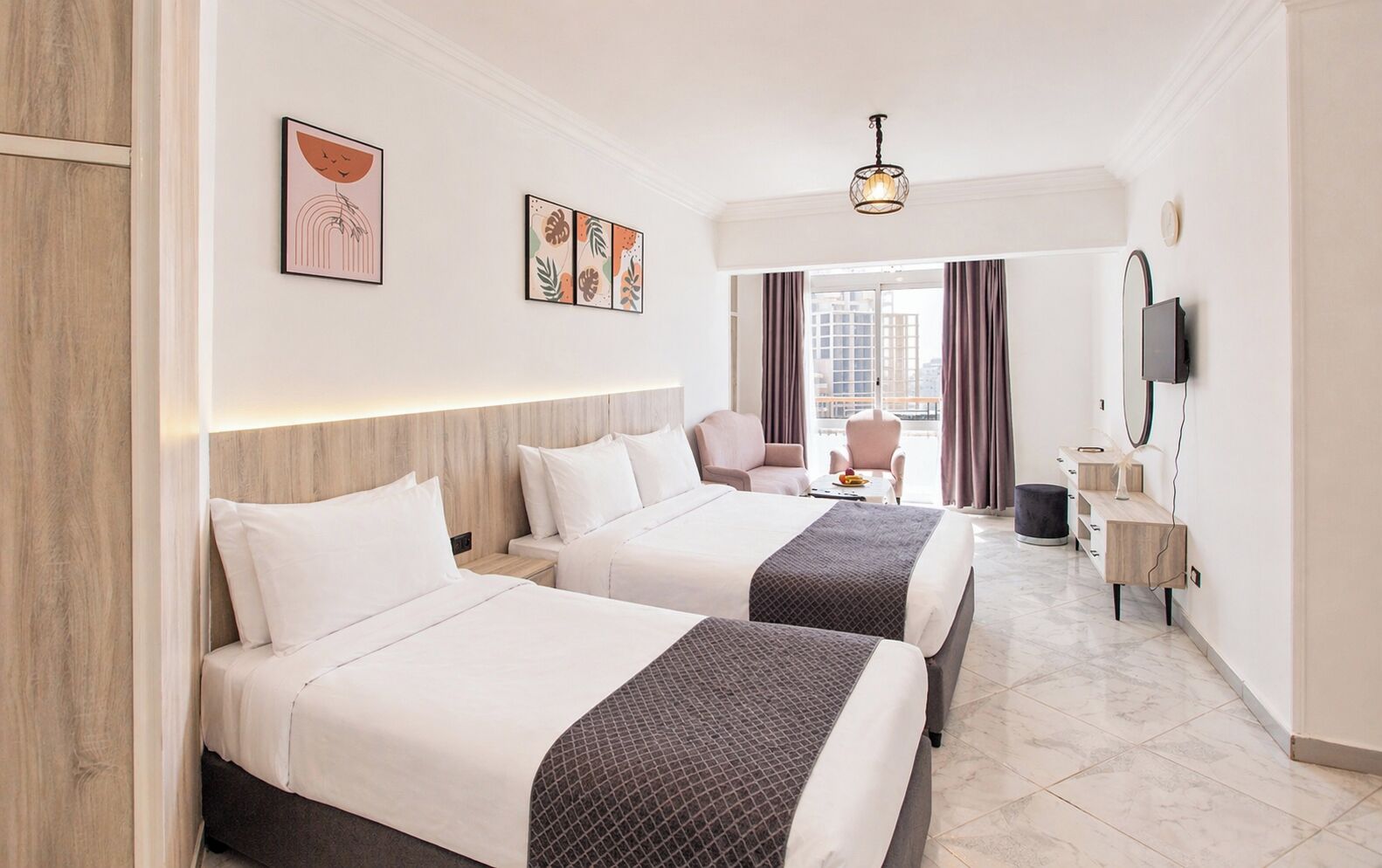 Chambre familiale, balcon, vue sur le fleuve | Coffre-fort, bureau, espace de travail pour ordinateurs portables